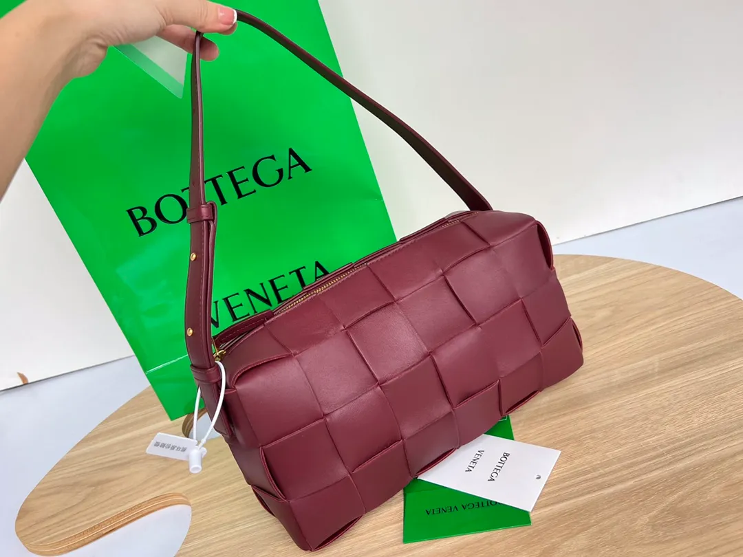 #B家 New model is coming! 709360 BRICK CASSETTE armpit bag, the traditional woven logo is instantly recognizable✅ Large grid weaving has always been fashionable, and the armpit bag is even more fashionable and foreign-style. Elegant big brick 🧱 Sheepskin material is light and comfortable, with a huge sense of capacity and space. Dark layer inside. Practical interior and fashionable appearance design. Durability and temperament coexist. Elegant big brick. Come and plant the same underarm bag from star Zhou Yutong! Dimensions: 28x14x10